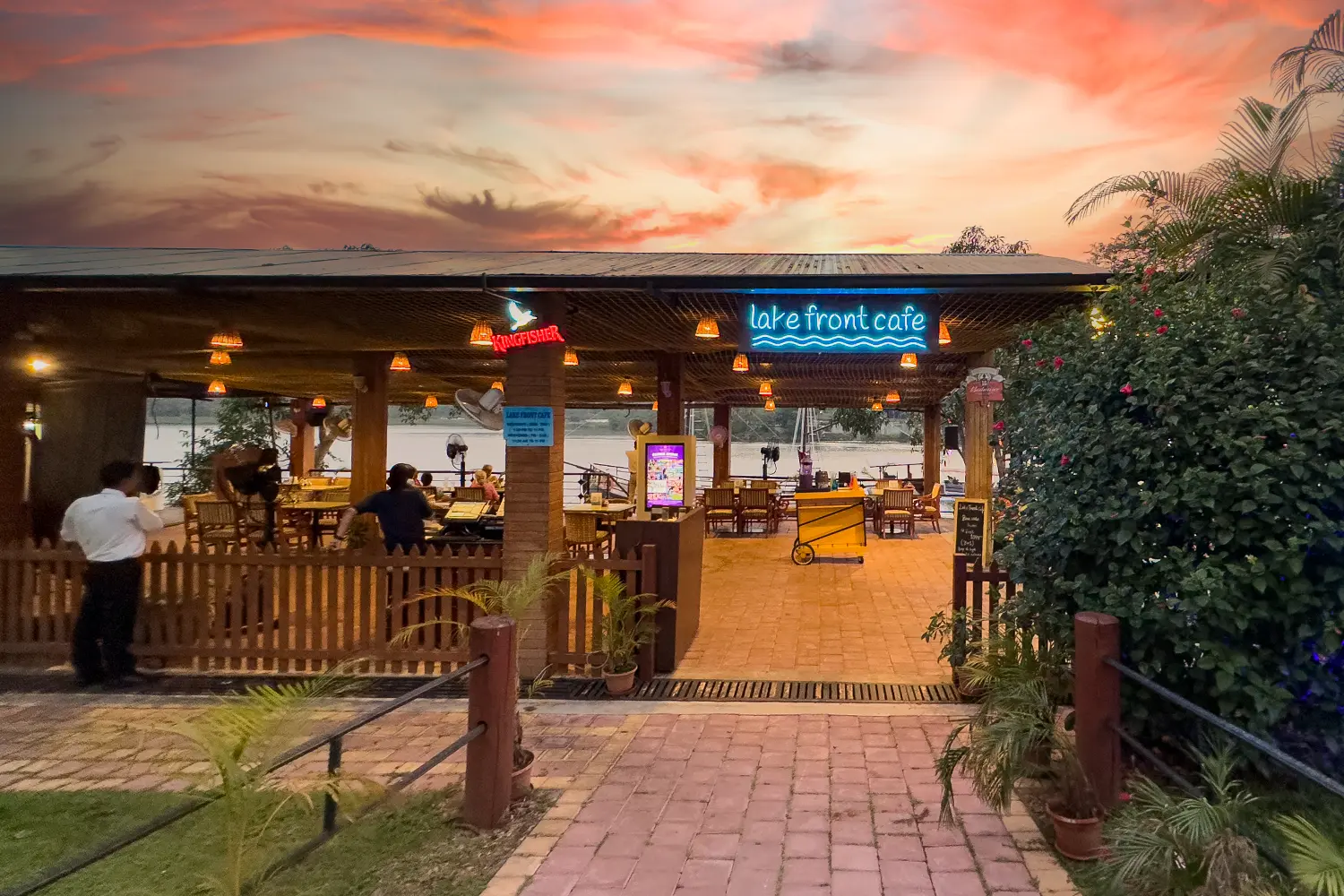 Lake Front Café dining view 1
